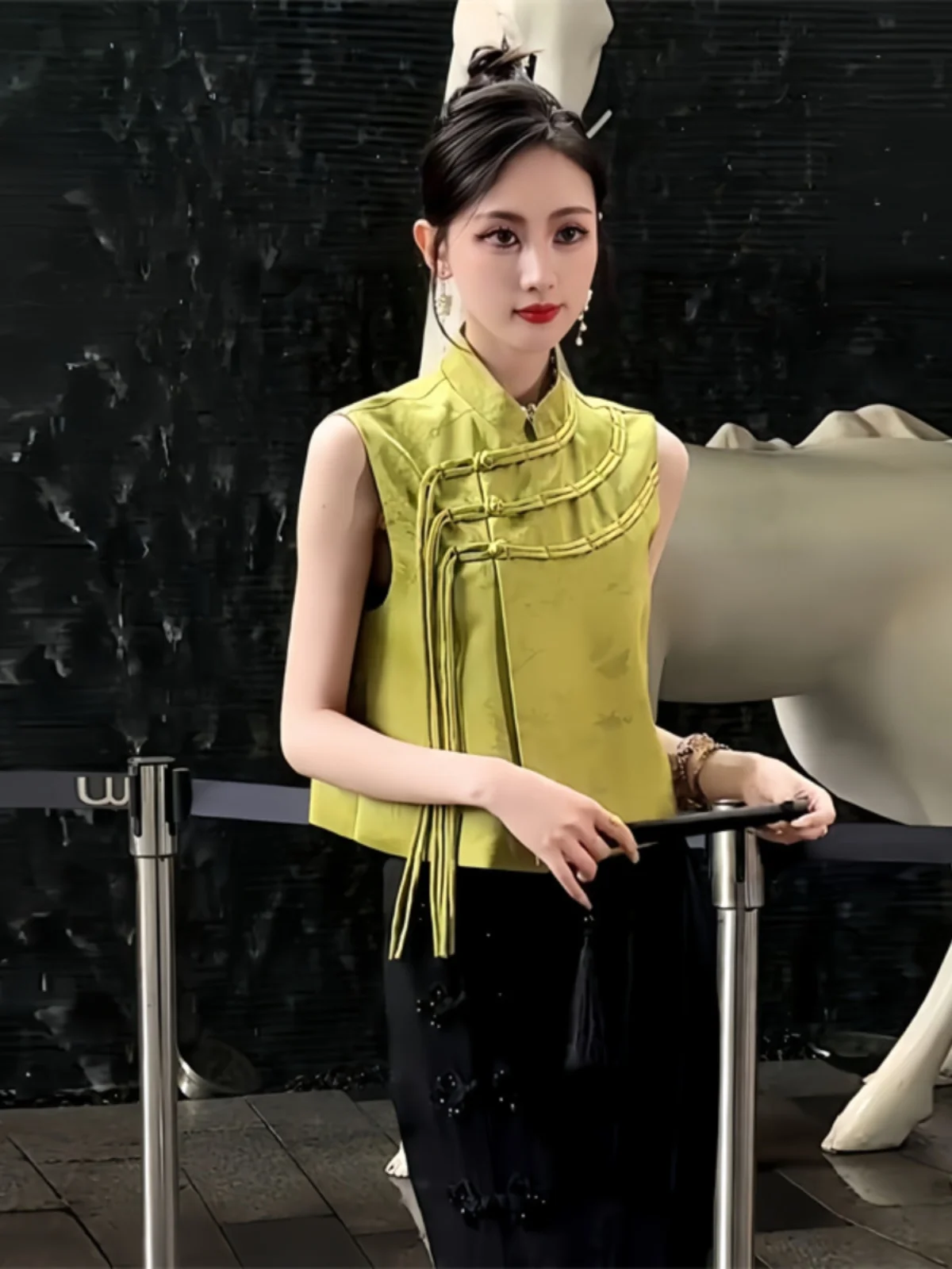 Chinese Style Retro Buttonless Sleeveless Short Vest Women's Top 2026 New Summer Unique Exquisite City Commuting Fashion