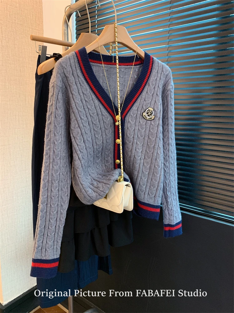 Jesienno-zimowa kobieta francuski Vintage sweter z dekoltem w serek haftowany sweter Preppy dzianina z długim rękawem 2000s estetyczna koreańska moda