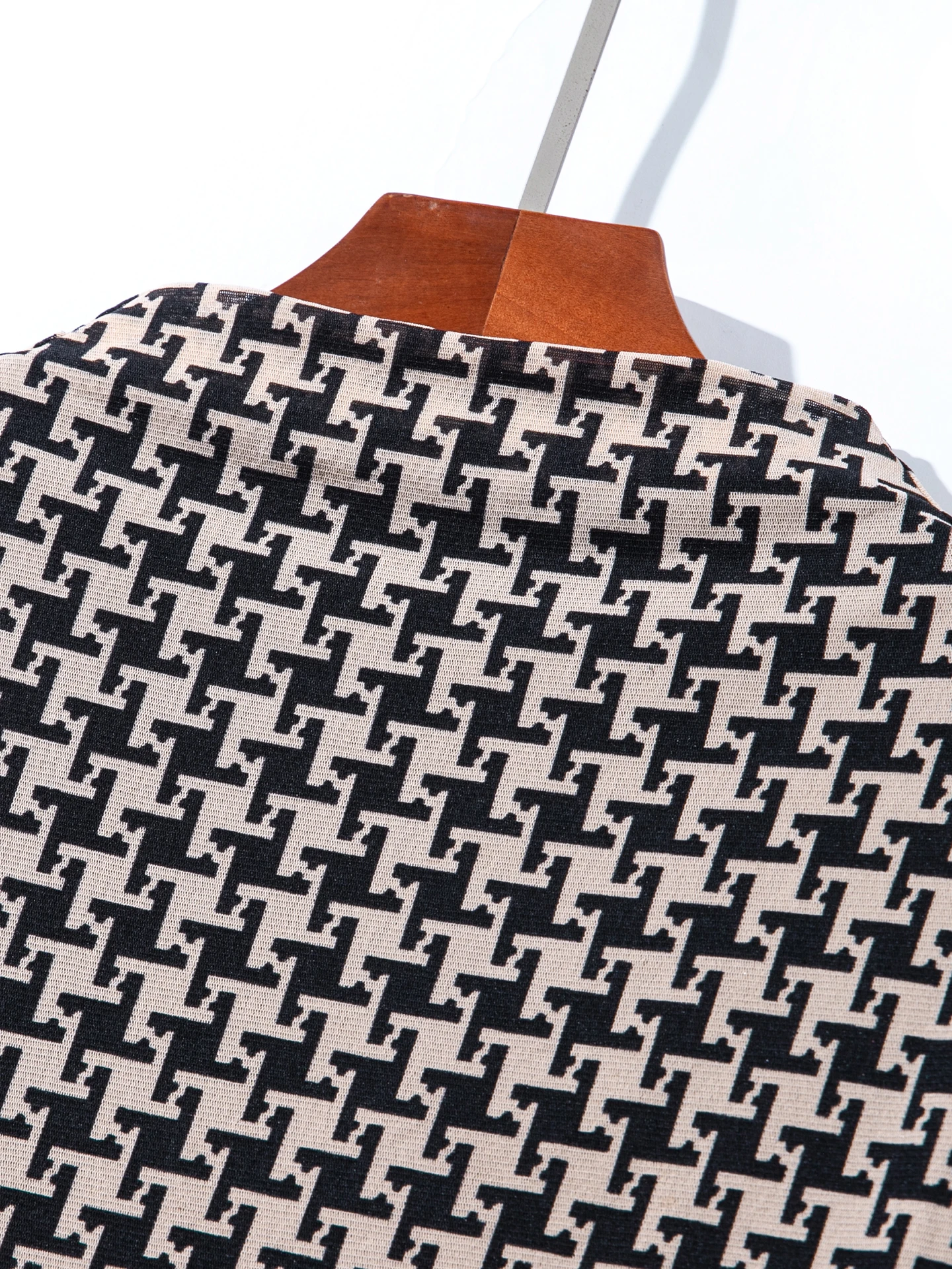 Top feminino estampado com gola meia alta, novo estilo jovem, camisa de base elástica de alta qualidade para mulheres