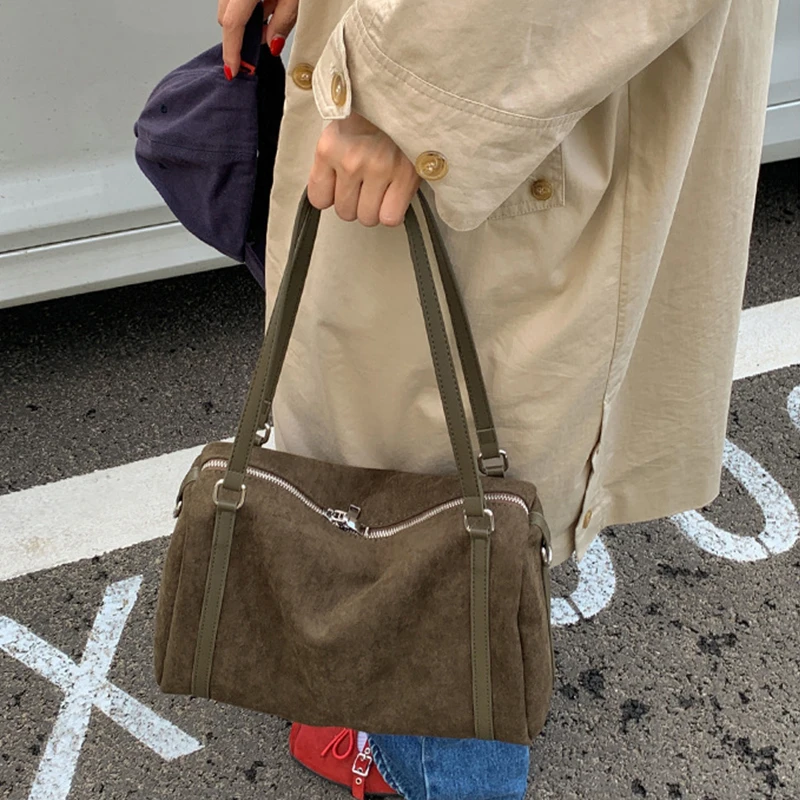 Damen-Handtaschen mit großer Kapazität, lässige Retro-Umhängetaschen aus Wildleder mit Reißverschluss, einfarbige Schultertaschen für den Alltag. – Detail 4