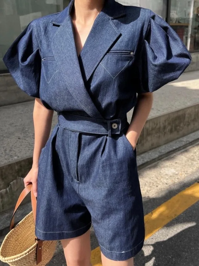레트로 스타일 원버튼 디자인 데님 점프수트 여성 여름 신상 허리 조임 버블 소매 반바지 패션 출퇴근룩