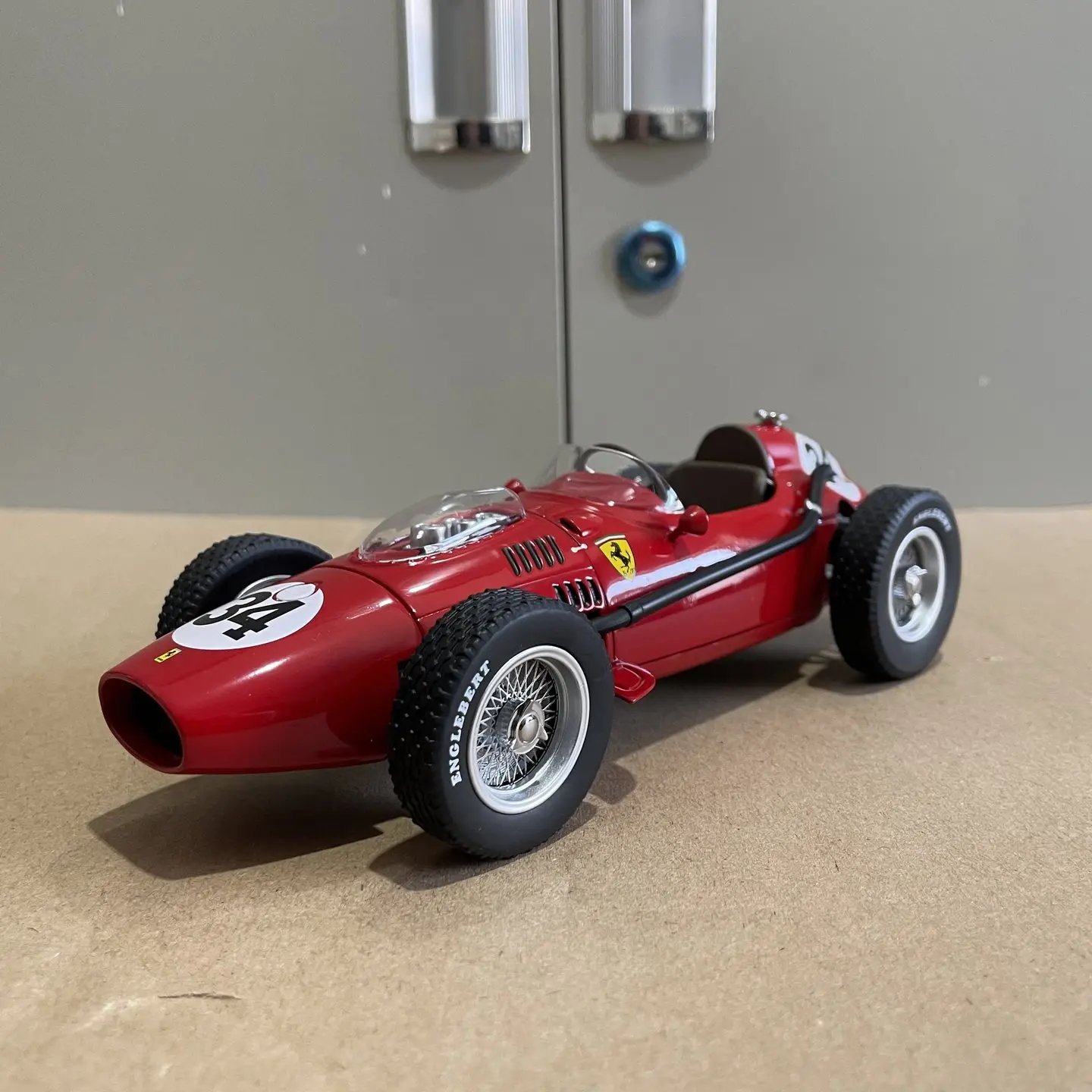 CMR 1:18 Maßstab Druckguss-Legierung 1958 Ferrari Dino 246 F1 # 34 Spielzeugautos Modellautos Klassiker Nostalgie Geschenke für Erwachsene Souvenir Statische Ausstellung