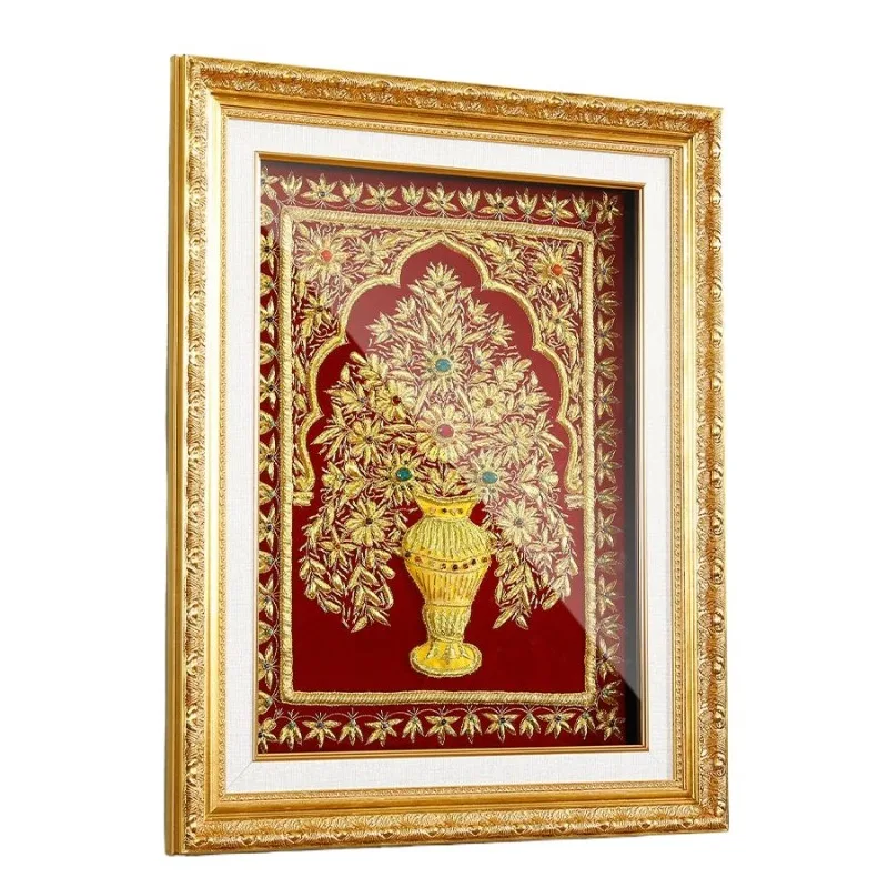 The living room hangs vertical wall murals, and the entrance installation entrance means good decoration