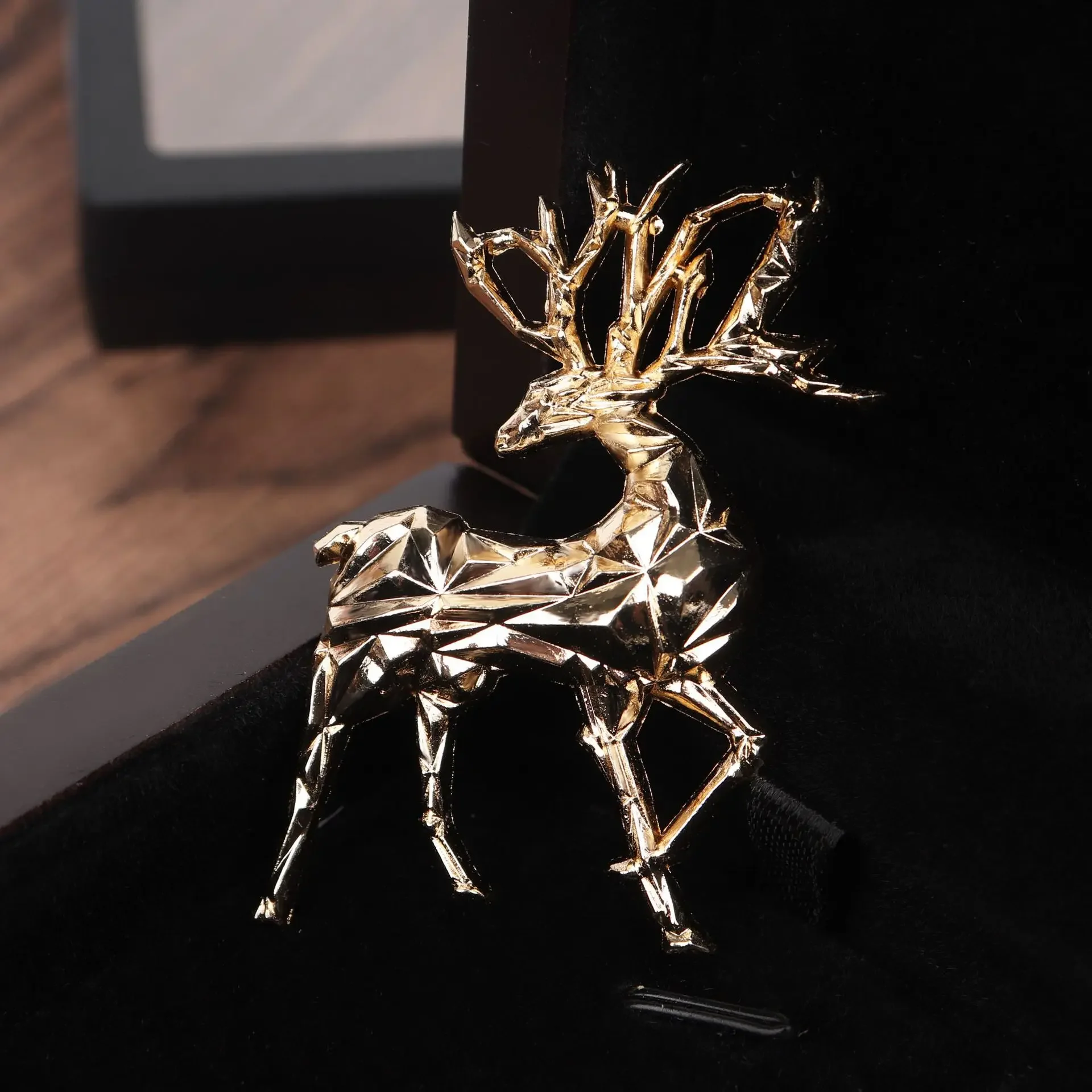 Fashion Deer Brooch for Women Men Luxury Deer Animal Men's Corsage Women's Clothing Accessories Jewelry Gift Hot Sale New Design