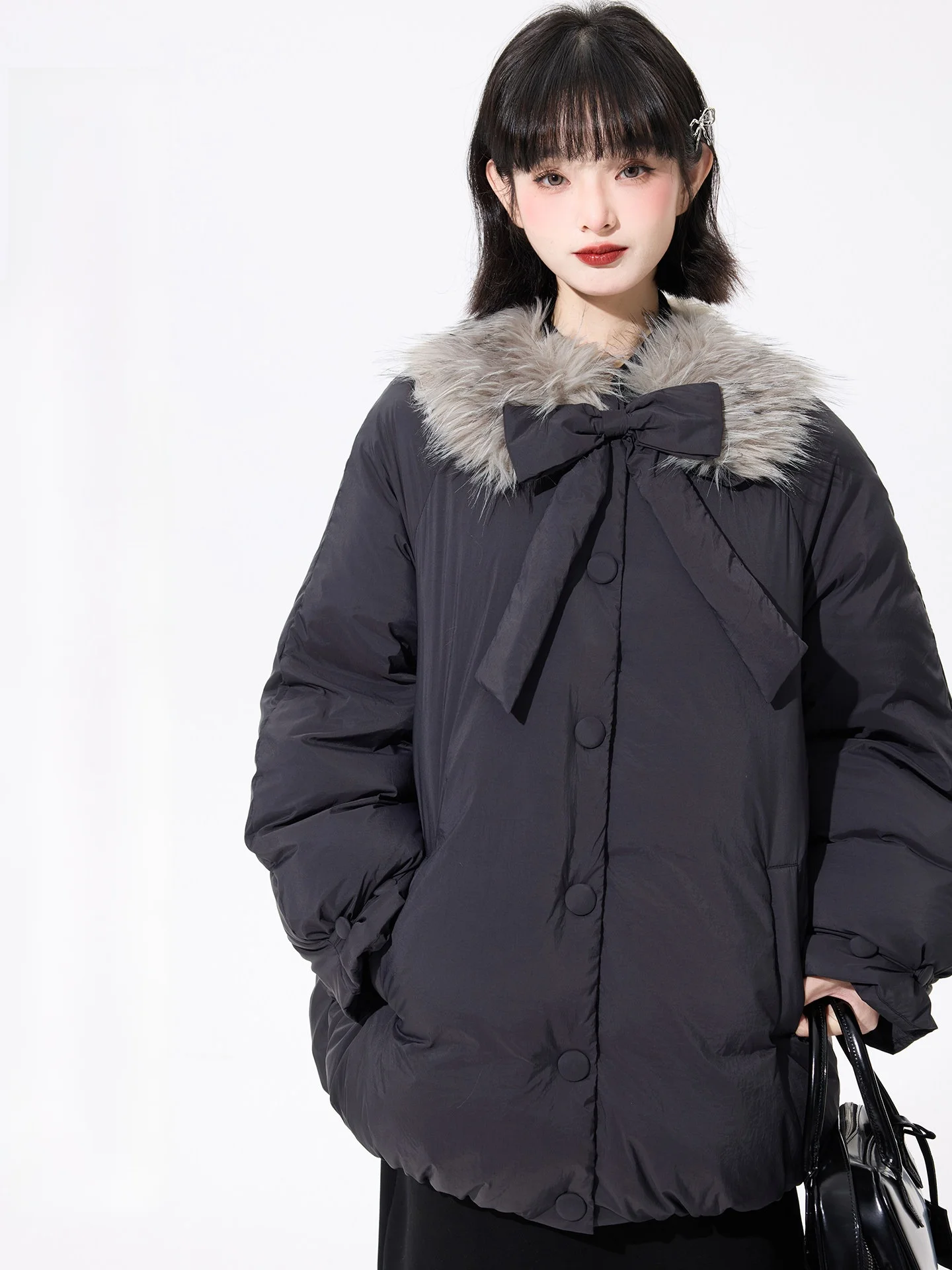 

Уютная и стильная удлиненная пуховая куртка оверсайз с меховым воротником-бантом от Cong Tailor Star Night Warmth