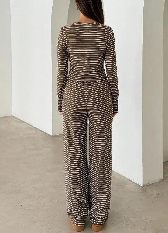 2025 Camiseta de dos piezas para mujer, nueva última moda novedosa, informal, a rayas, de manga larga, pantalones de pierna recta, cubierta interior