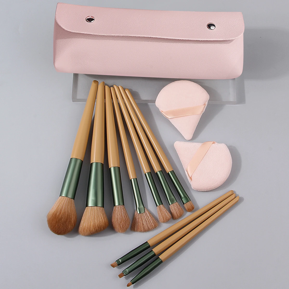 Conjunto de pincéis de maquiagem com cerdas macias, 13 peças, pó solto, blush, pó triangular de dupla face + bolsa de armazenamento de pincel de maquiagem