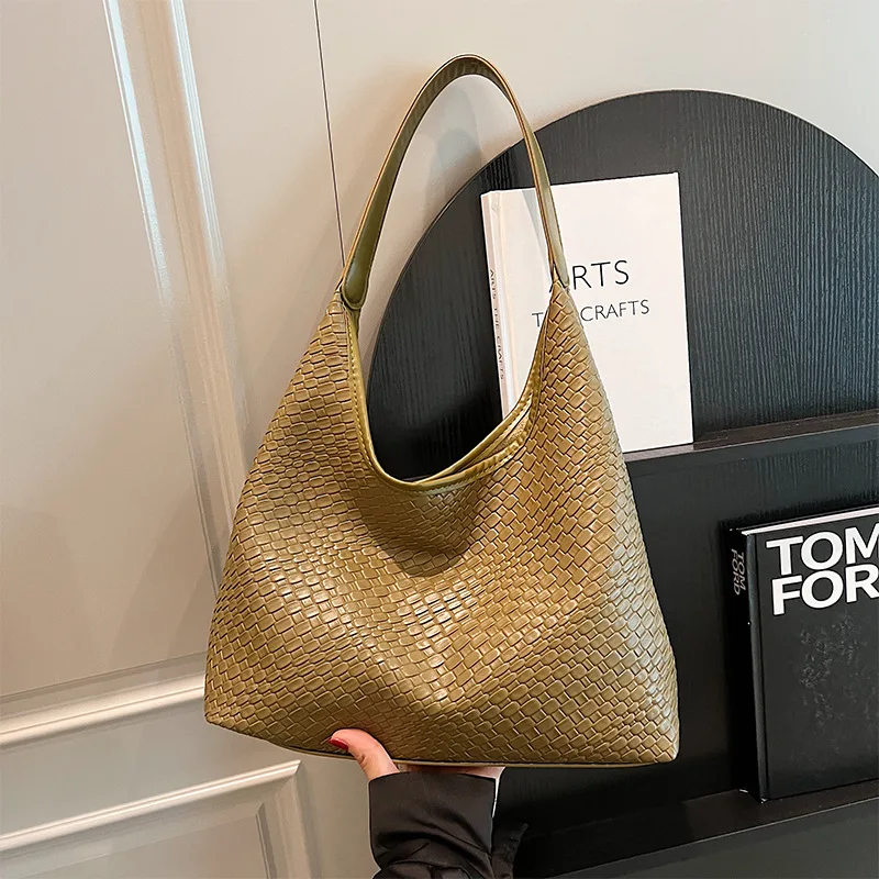 

2025 Stylish Commuter Tote Bucket Bag - Retro Aesthetics, Large Capacity Interiors, Women's High-End Tote