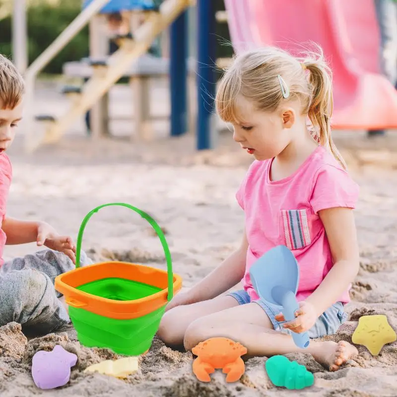 Giocattoli per la sabbia da spiaggia 7 pezzi Simpatici giocattoli per sabbiera Rastrello portatile Pala Stampi per sabbia carini Secchio da spiaggia pieghevole con borsa a rete per l'estate