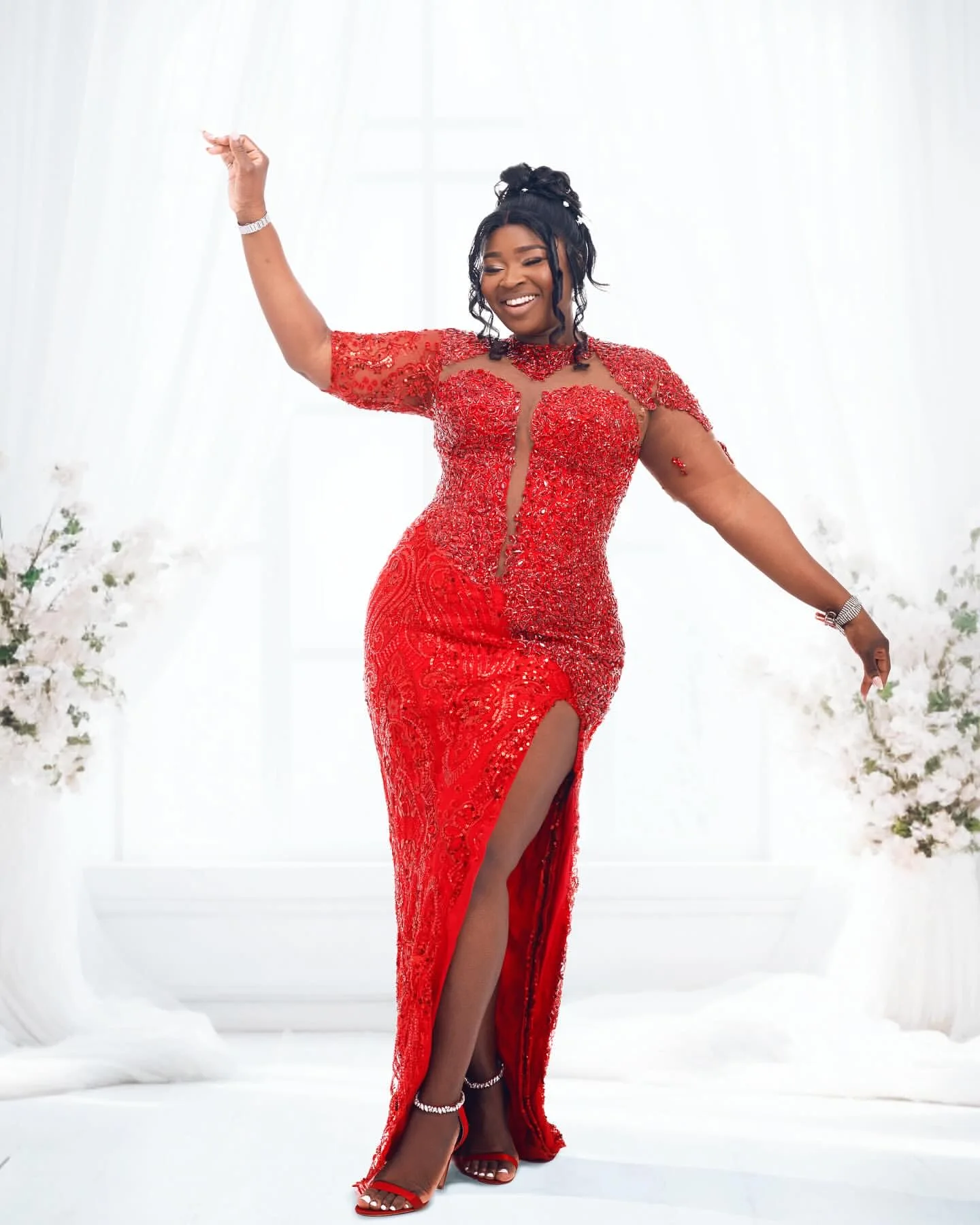 Bainha vermelha 2026 vestidos de baile cristais frisados alta divisão lantejoulas noite formal festa aniversário vestidos zj2644