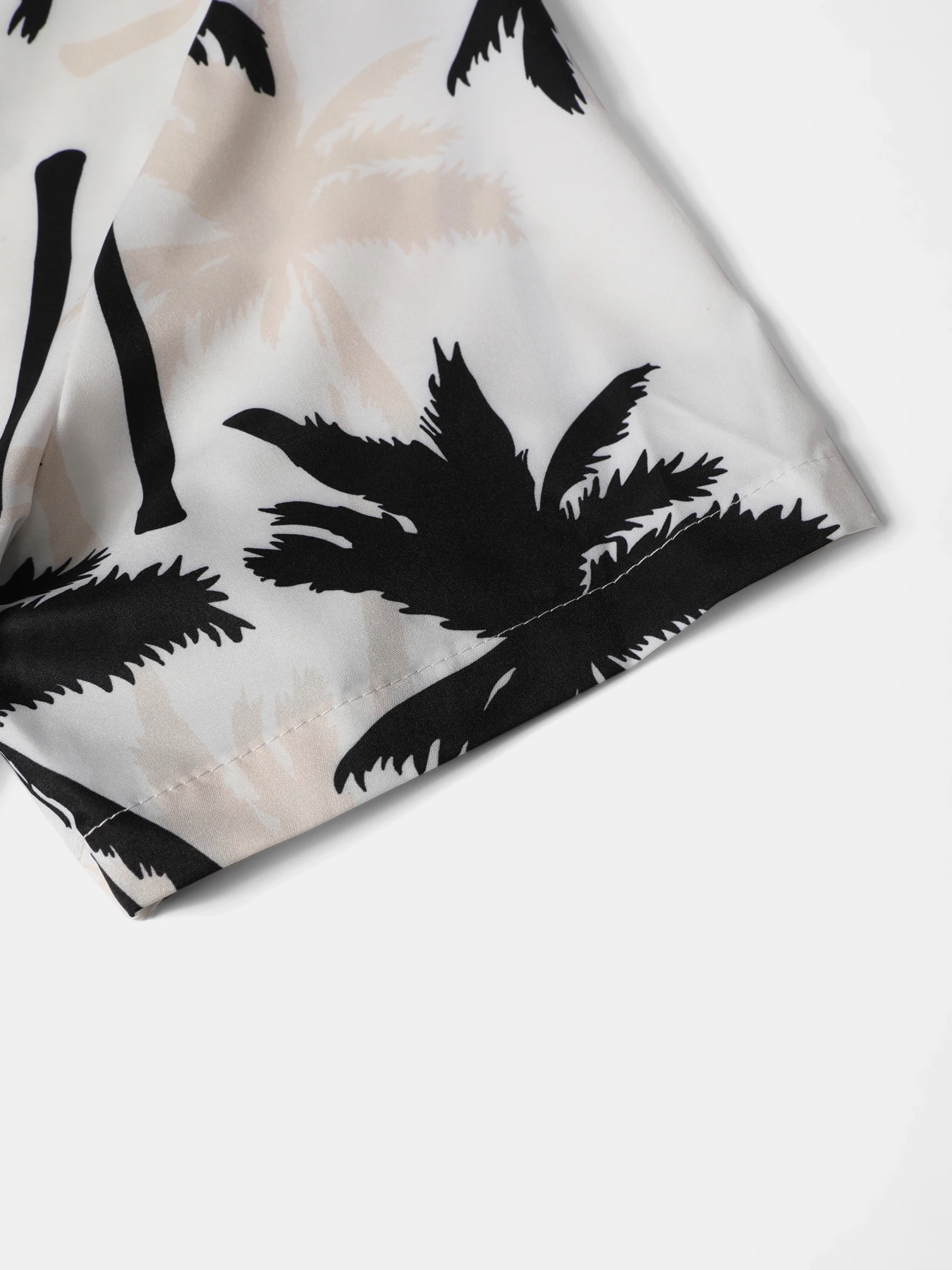 عبوتان، قميص رجالي بأكمام قصيرة وأزرار سفلية مع طية صدر السترة ونمط مطبوع، مقترن بنطال برباط، عصري، كاجوال