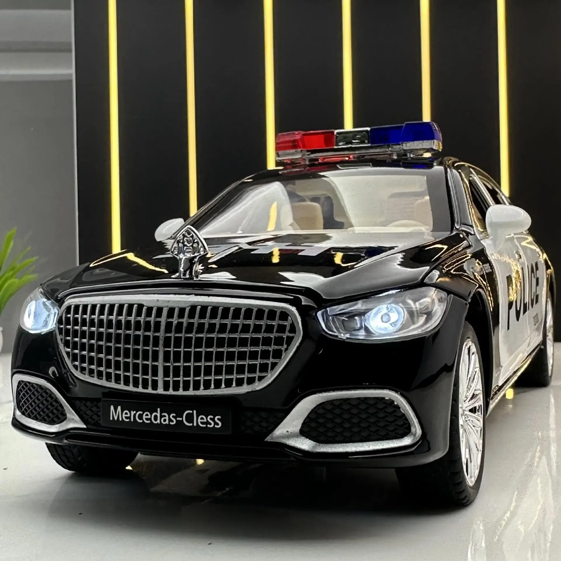 

1:24 Mercedes-Benz Maybach S680 Police Car Diecast Metal Alloy Model car Sound Light Pull Back Collection Toy Gifts