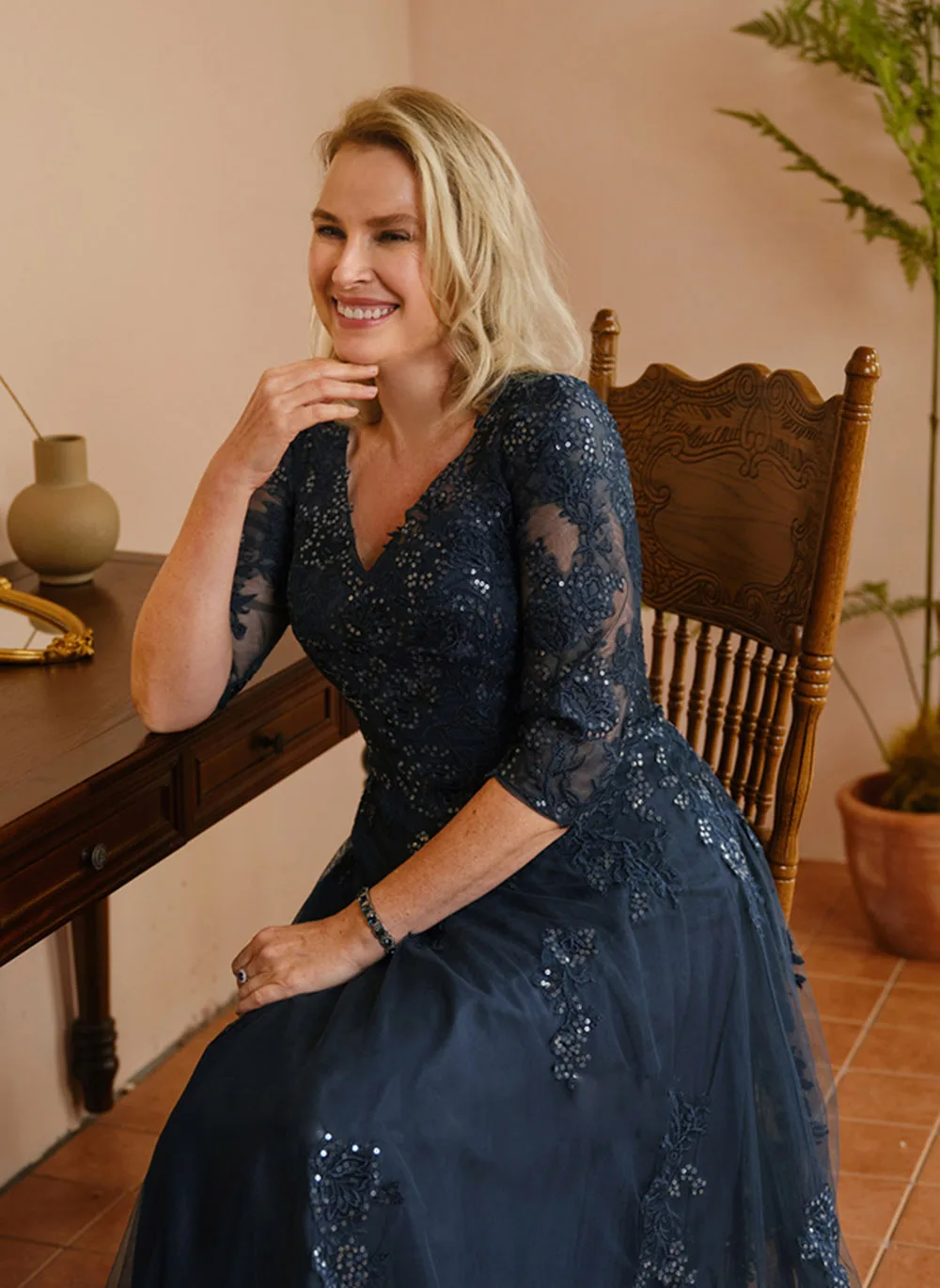 Demure V Neck A Line Mother Dress For Wedding Half Sleeves Glitter Lace Appliques Wedding Party Gowns Sweep Train Formal Dress