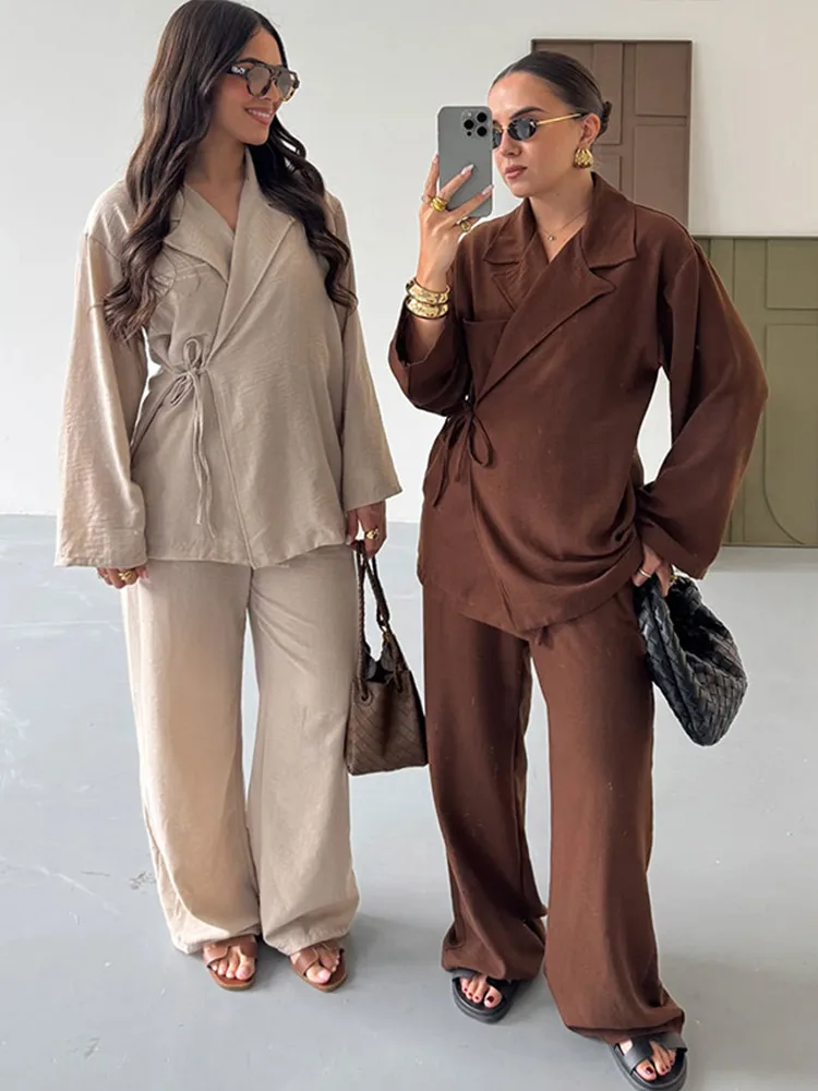 Neue Damen-Outfits: Schicke Anzüge mit Revers, seitlicher Schnürung, langen Ärmeln, Taschen und weiten Hosen – Detail 13