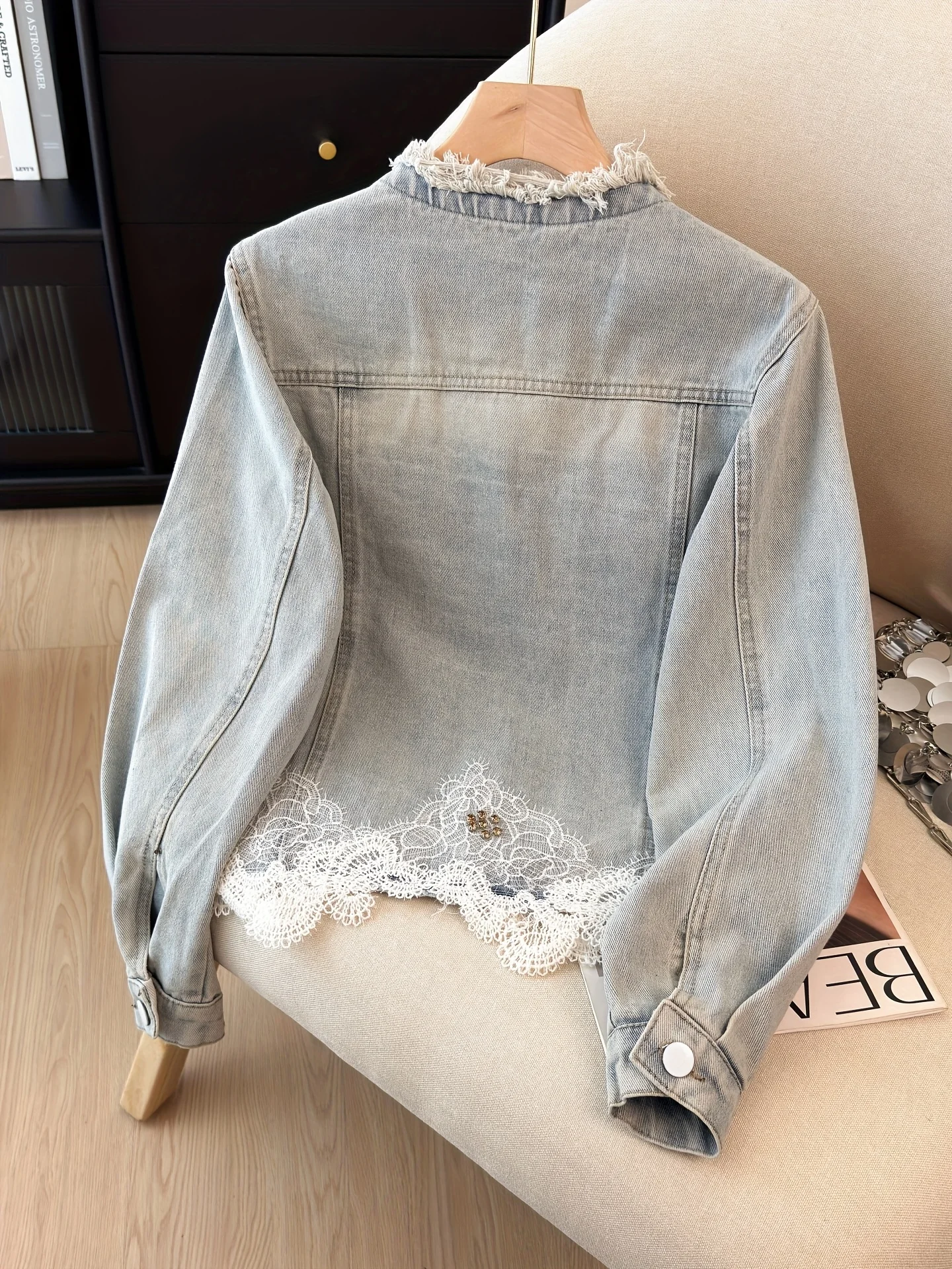 Early Autumn New Style Vintage Heavy-Workmanship Lace Patchwork Denim Jacket for Women, Stylish, Age-Reducing, Pretty Short Top