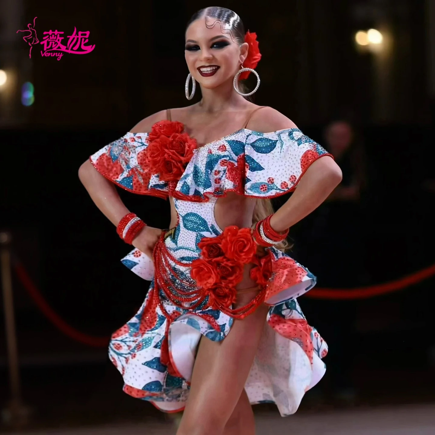 فستان رقص لاتيني ستايل مخصص منقوش عليه زهور وحجر الراين باللون الأحمر قطعة واحدة لأزياء الرقص في قاعة المنافسة اللاتينية