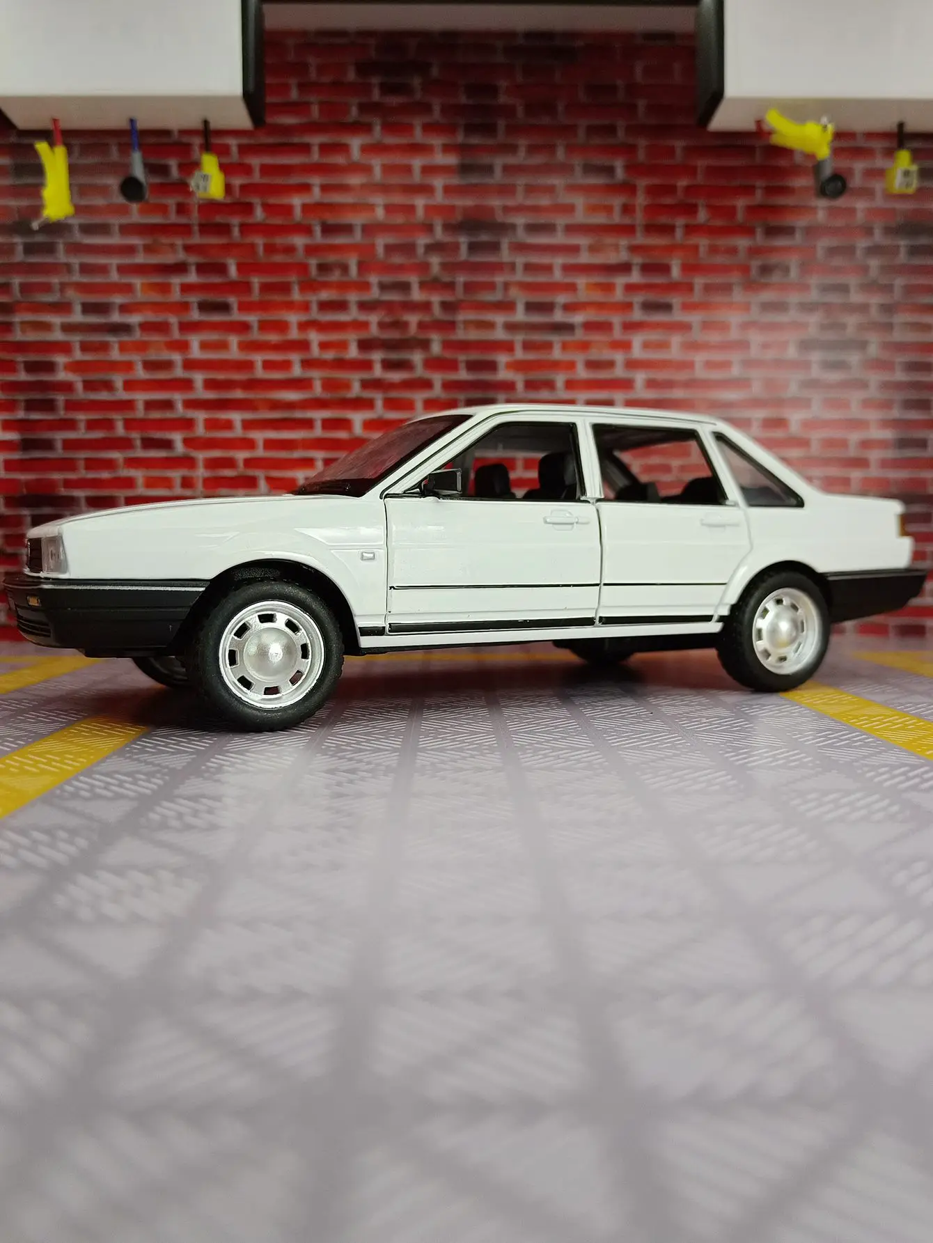 Модель литая автомобиля Volkswagen Santana в масштабе 1:24 со звуком и фотографией, подарок для коллекции бойфренда, хобби, подарок для детей