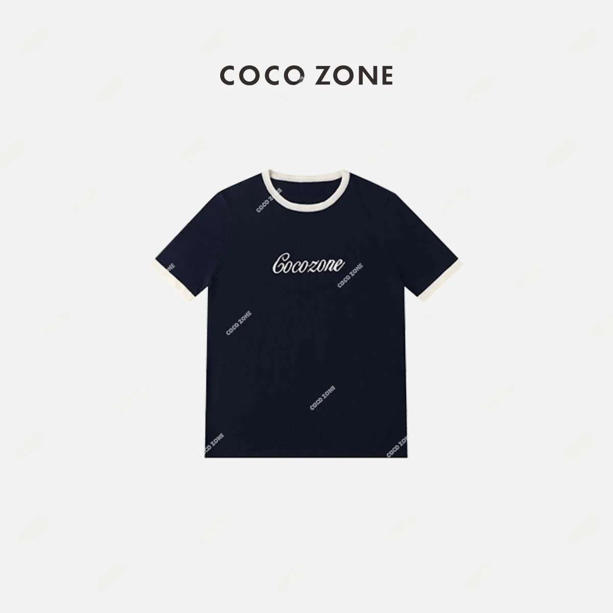 

Летняя футболка с цветным принтом, вышивкой букв на воротнике, коротким рукавом, круглым вырезом, в стиле пэчворк, стандартного кроя, из смесового полиэстера.