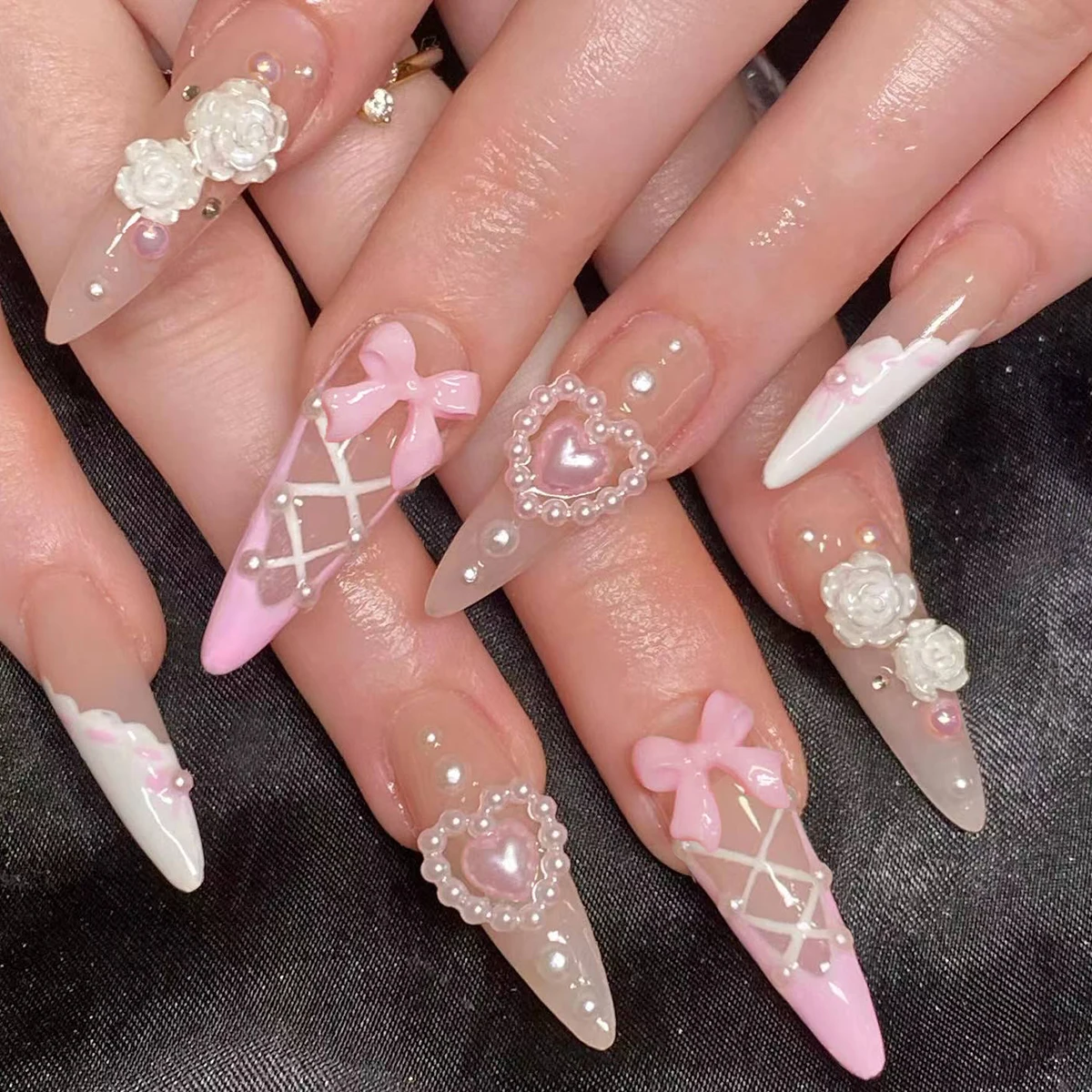 24 قطعة من زهرة اللوز على شكل قلب لؤلؤي اضغط على الأظافر، مجموعة أظافر صناعية من الأكريليك مناسبة تمامًا، تحتوي على قطعة واحدة من غراء الجيلي و1 قطعة Na