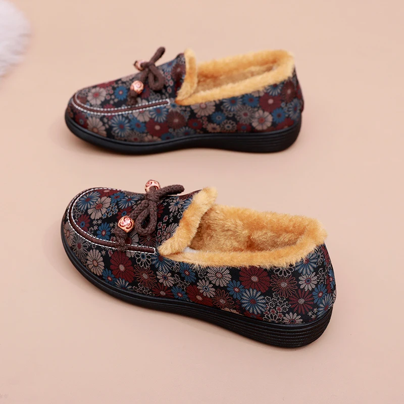 Winter New Old Beijing Cloth Shoes Women's Shoes Anti slip Soft soled Mother's Shoes with Thick Velvet Warmth Old Lady Boots