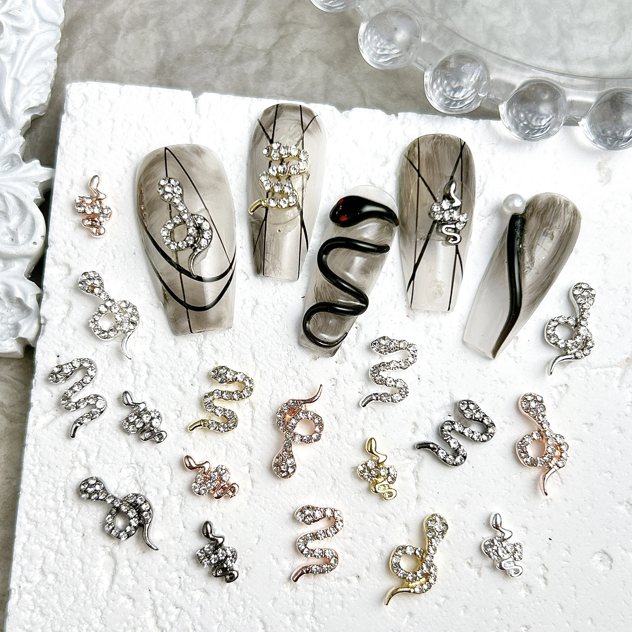 반짝이는 합금 상감 라인석 뱀 네일 아트 액세서리, 절묘한 3D 곡선 뱀 네일 참, DIY 공예품 용품, 10 개