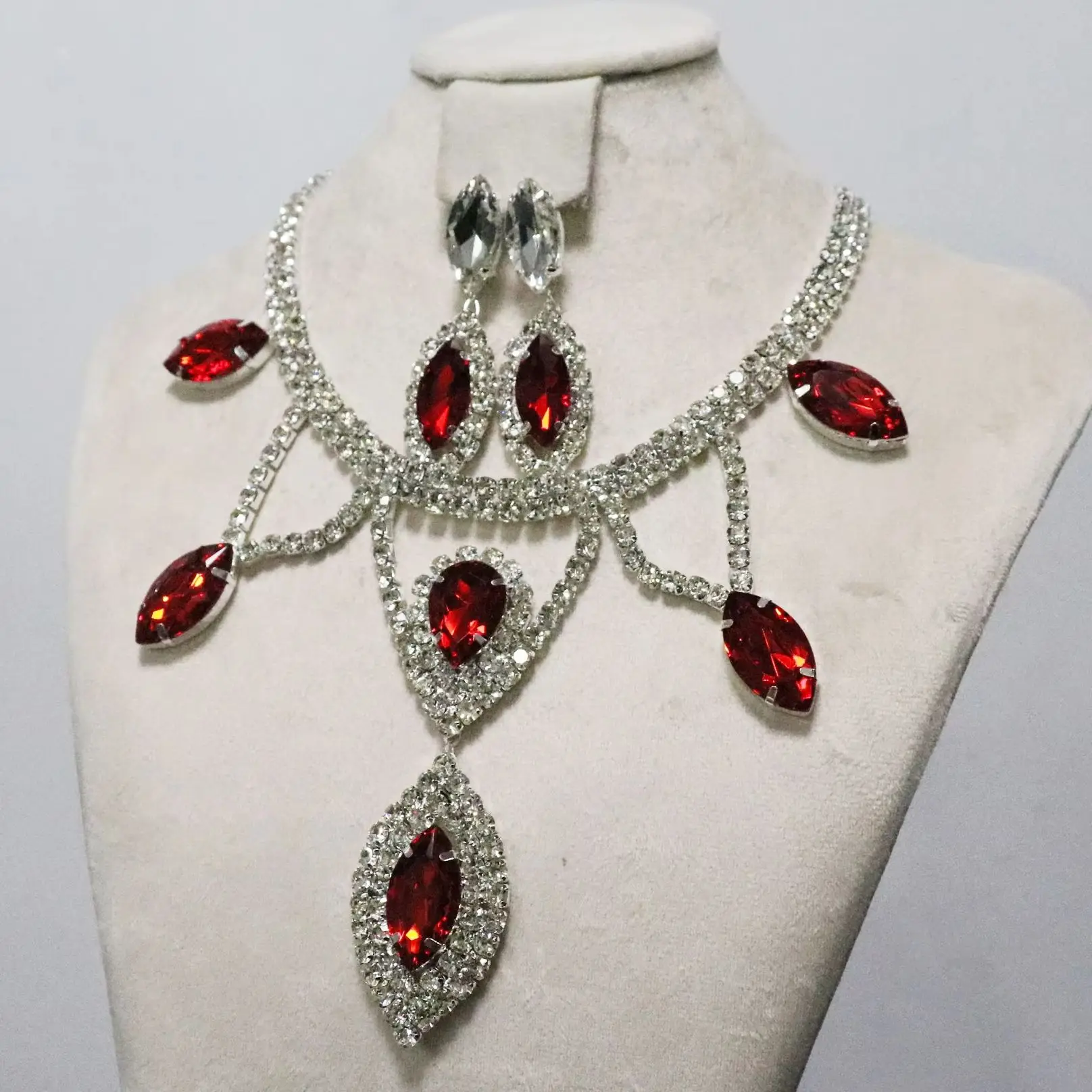 1 Set Modisches Strass-Schmuckset Halskette und Ohrringe Premium Luxus Anhänger-Halskette Original Design Hängeohrringe – Detail 2