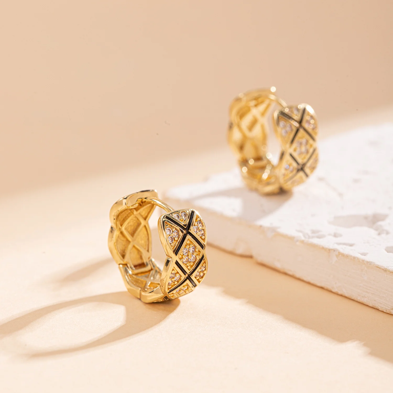 1 Pair Wavy Rhombus Lattice X-Shaped Huggie Earrings With Black Edge, Unique Personal Ear Accessories for Women