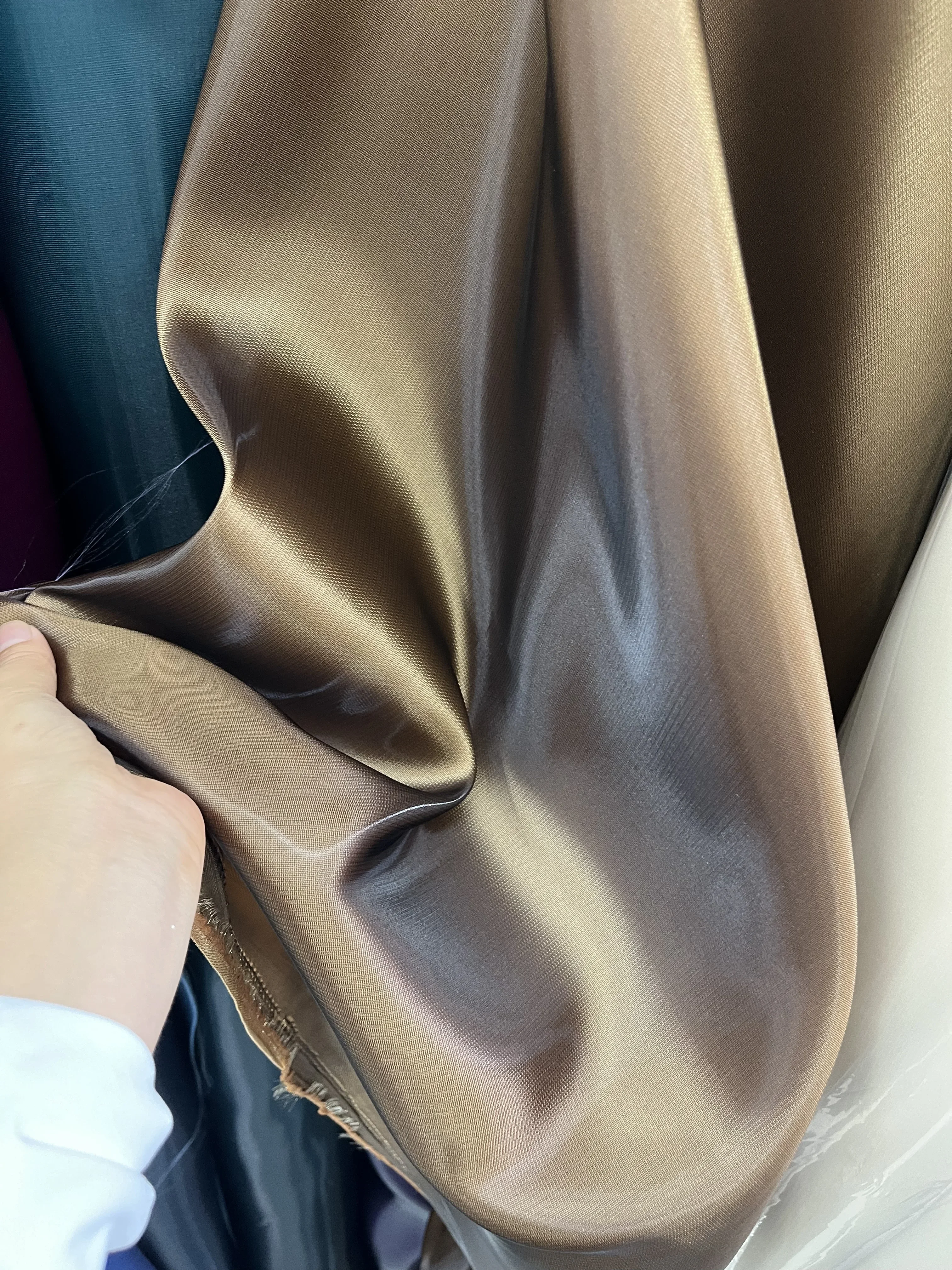 Сильная блестящая атласная ткань с отличными навыками формирования и превосходная долговечность для элитной одежды, сцены домашнего интерьера