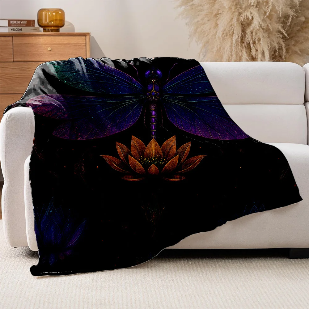 قطعة واحدة من بطانية الفانيلا الفاخرة - رمي ناعم ثقيل الوزن لجميع المواسم مع اليعسوب الأرجواني الأزرق الأنيق وطباعة اللوتس، آلة كان #5