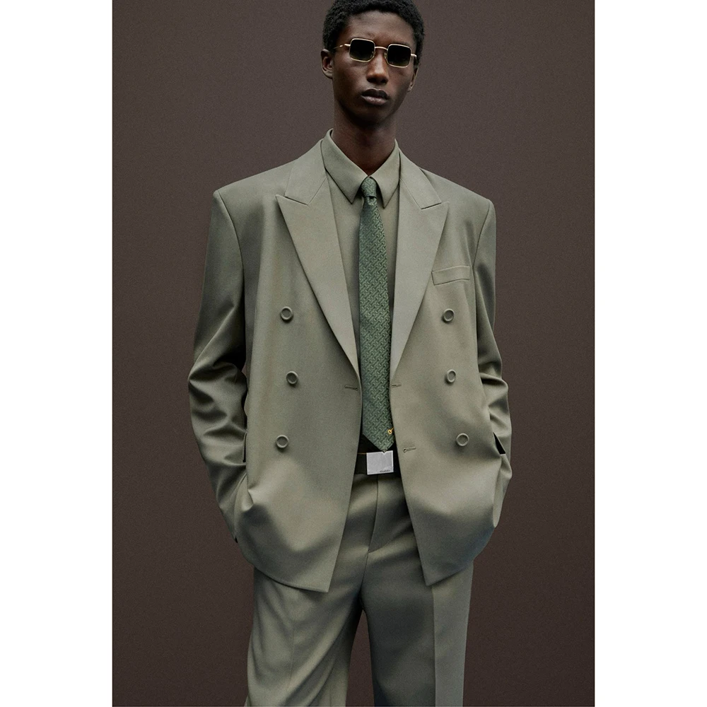 

Мужской двубортный костюм-двойка светло-хаки: пиджак с острыми лацканами и брюки для офиса, деловых встреч, свадеб и торжеств