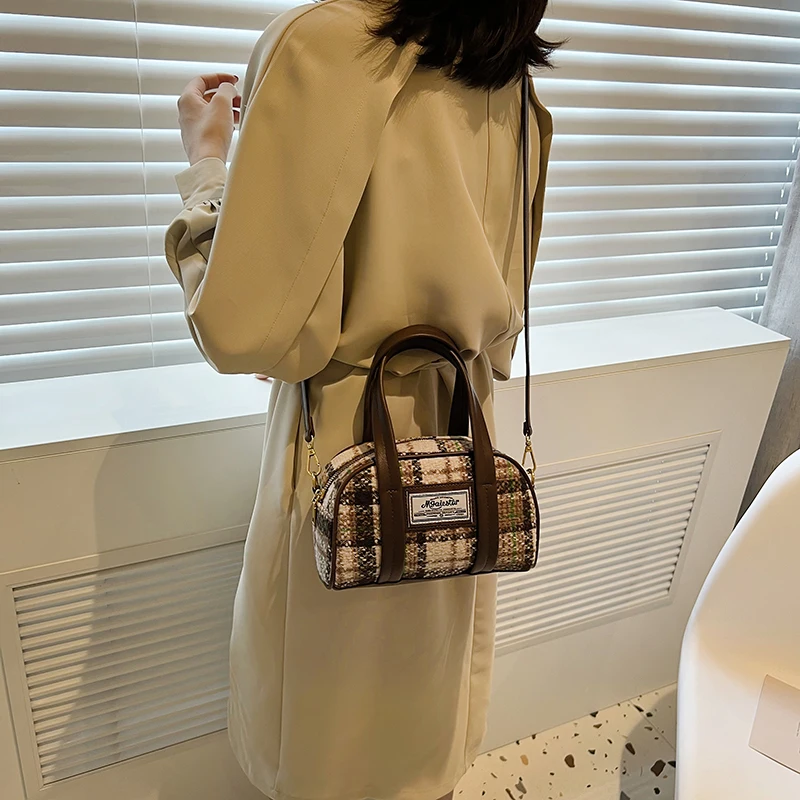 

Y2K Woolen Cloth Bags For Women 2023 Spring Houndstooth Shoulder Bag Lattice Tote Bag Luxury Designer Handbag Brown Bowling Bag