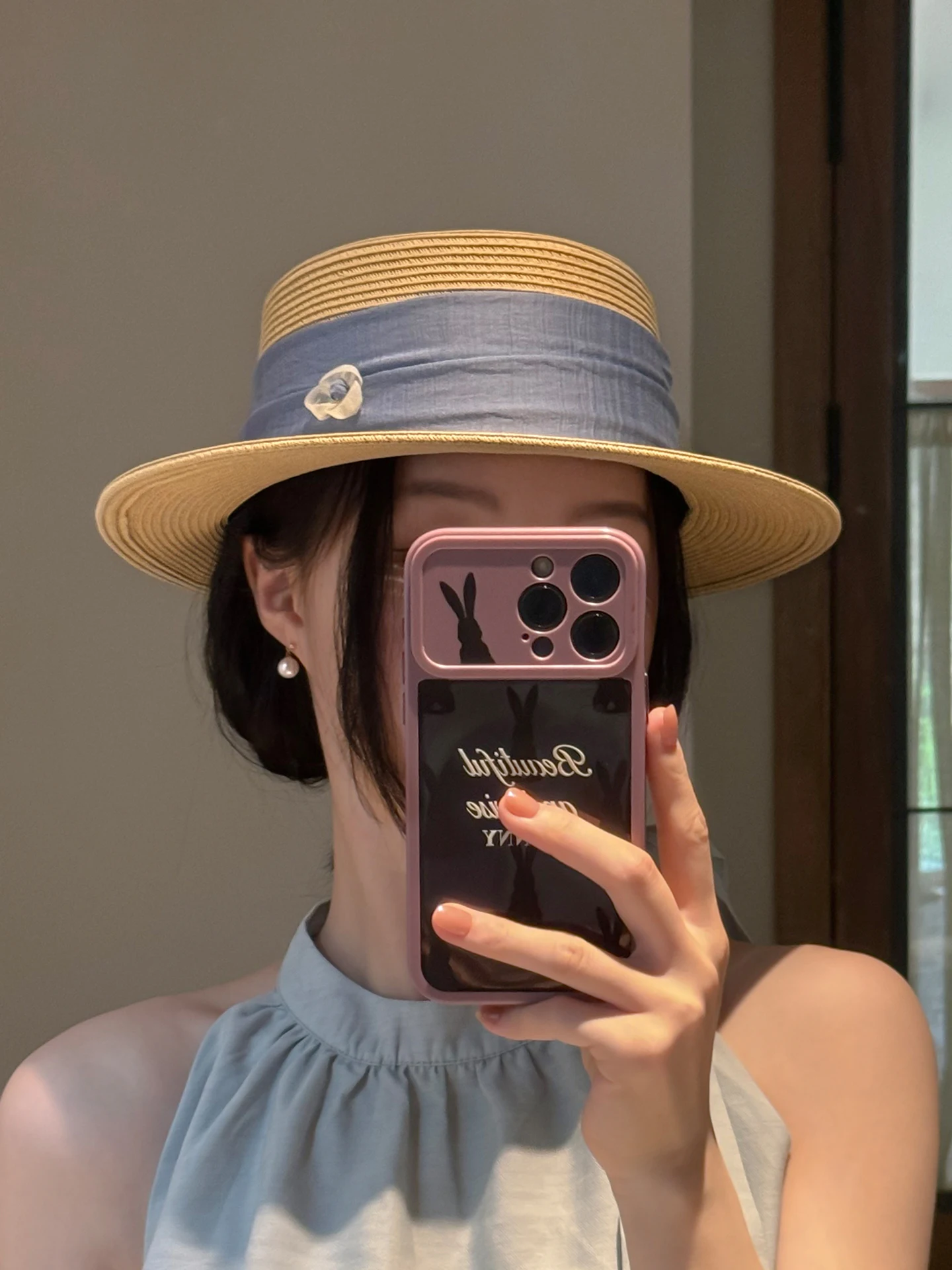 elegante-sombrero-de-paja-plano-para-mujer-color-azul-con-lazo-y-pequena-flor-proteccion-solar-ligero-ideal-para-vacaciones