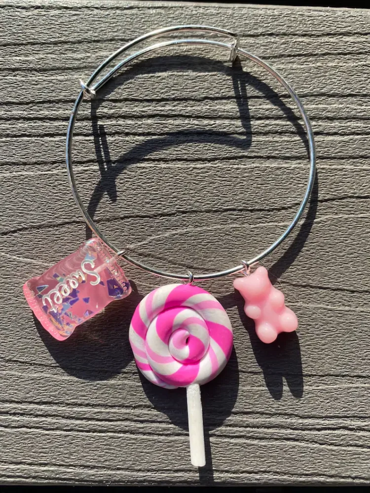 Sweet Pink Candy Bracelet with Lollipop Gummy Bear Charms Cute Resin Bangle Fashion Jewelry for Women Girls ，random bangles
