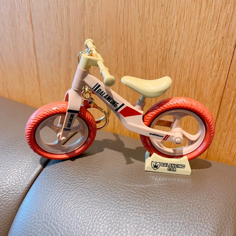 Criativo Cartoon Bicicleta Diecast Equilibrando Carro Modelo de Veículo Paralelo Saco Pingente Chaveiro Montagem Brinquedos para Crianças Decoração