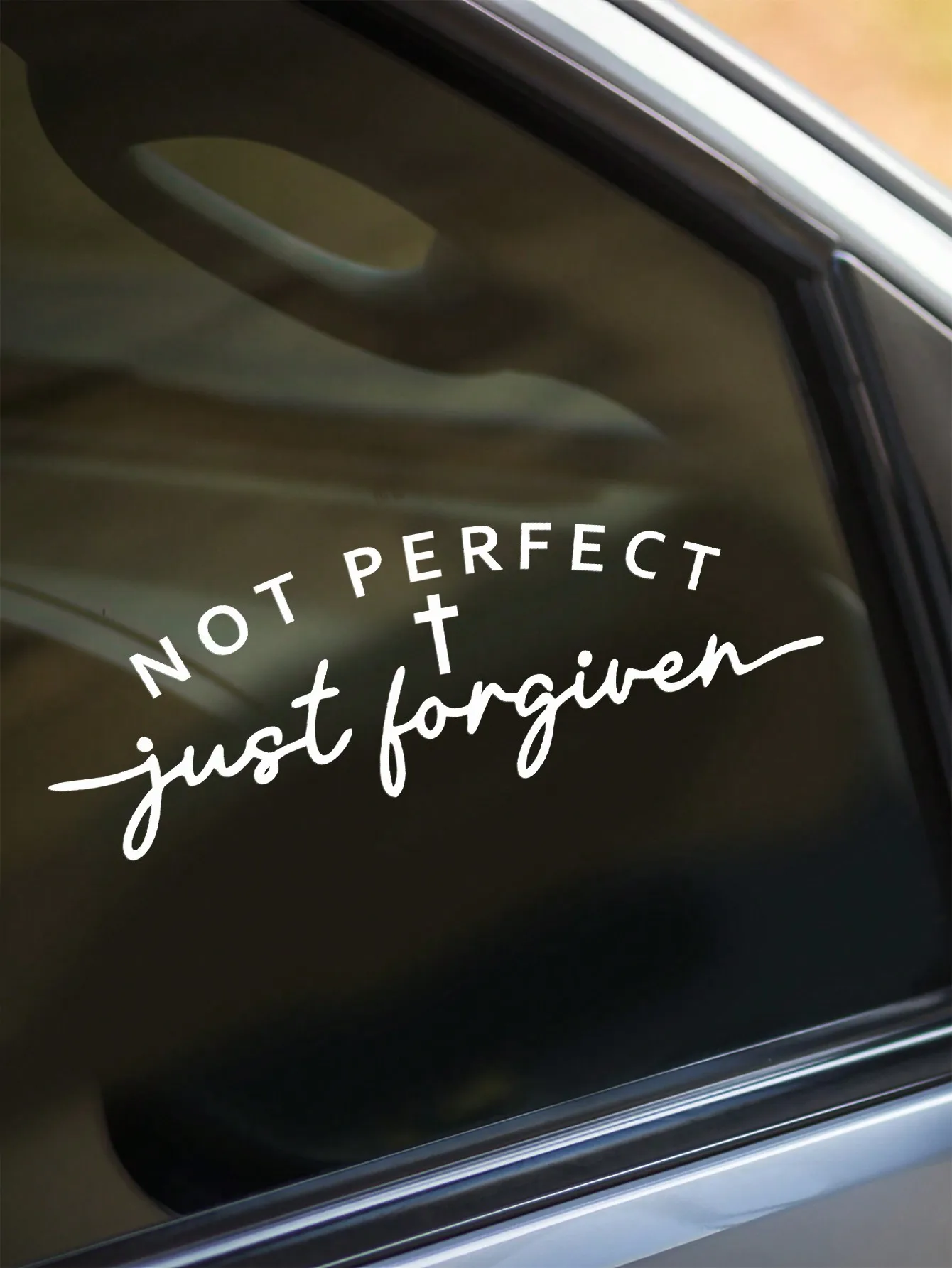 

Белая виниловая наклейка на автомобильное стекло - не идеальная, но симпатичная, с дизайном в виде креста.