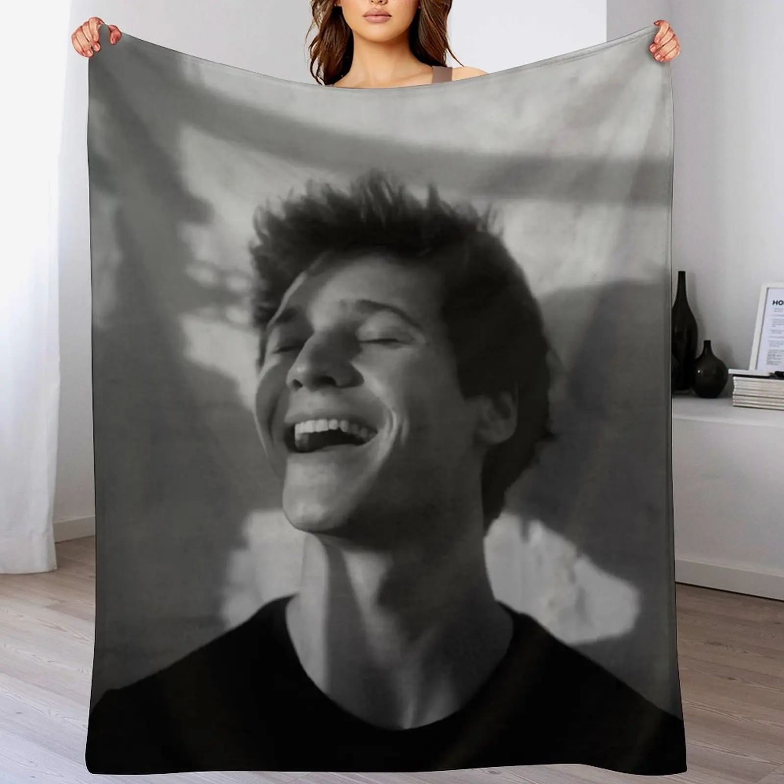 

Wincent Weiss Smile Throw Blanket Furry blankets and throws Furrys Bed covers Blankets