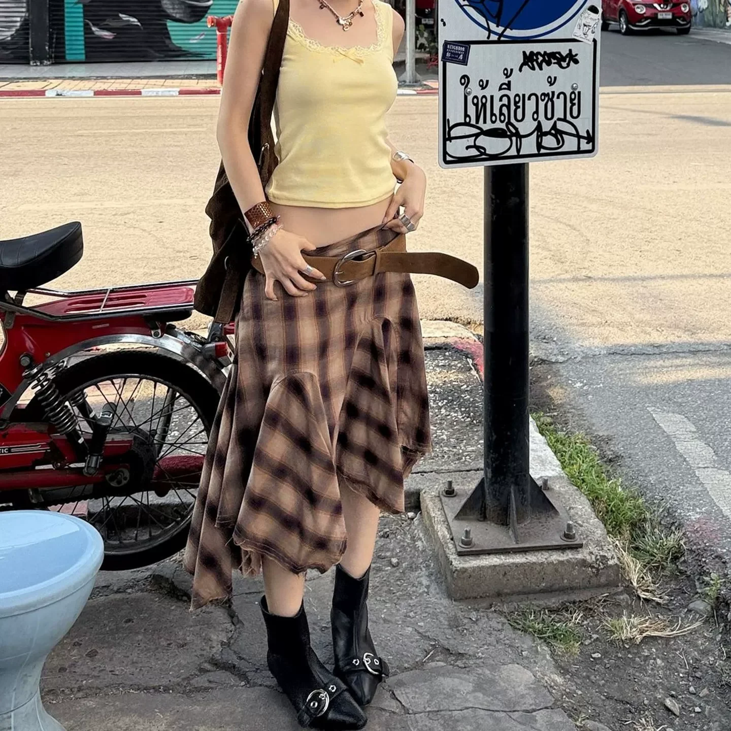 

Короткие юбки для женщин в стиле эмо: оригинальный дизайн, выразительный характер, для зрелых и молодых женщин, осень-весна, для отдыха, офиса, работы, молодежные.