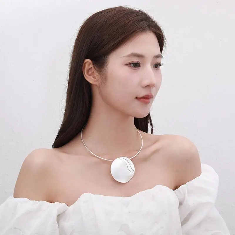 collana-da-donna-alla-moda-con-ciondolo-rotondo-geometrico-accessorio-di-gioielleria-transfrontaliera-design-circolare-versatile-e-di-tendenza