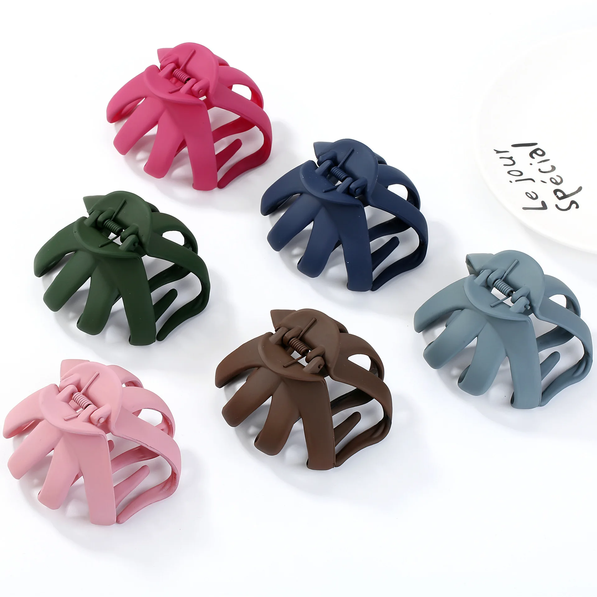 Fashion Women Matte finish Plastic Octopus Claw Hair Clip Handle Hairpin Accessory Styling Tools Curved Design Heart Shape Solid