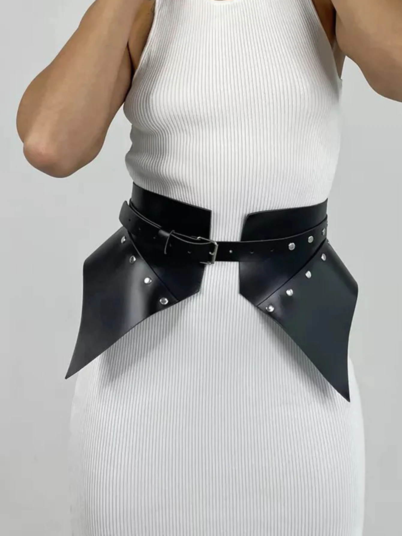 

Женский широкий пояс из искусственной кожи - черный корсетный ремень с серебряной пряжкой и люверсами - универсальный модный аксессуар для платьев