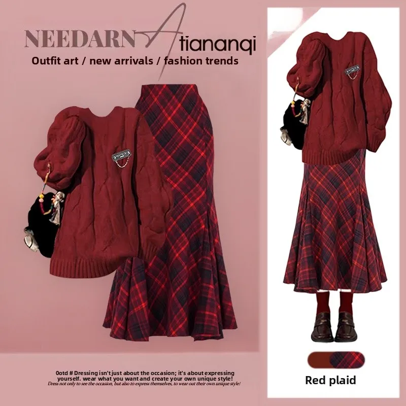 

Зимний вязаный комплект-двойка: женский антивозрастной облегающий свитер и элегантная юбка-рыбка в клетку. Повседневный стиль.