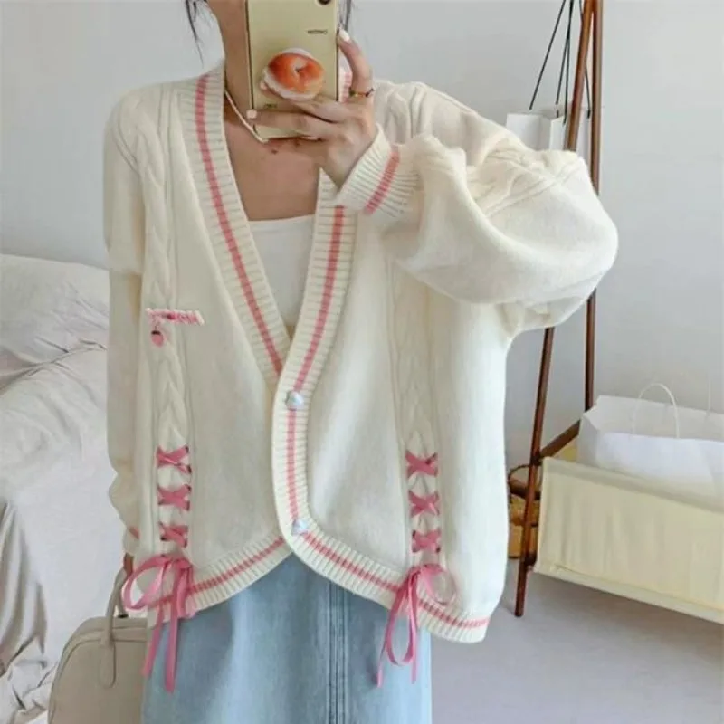 

Женский свободный свитер с v-образным вырезом и контрастным краем