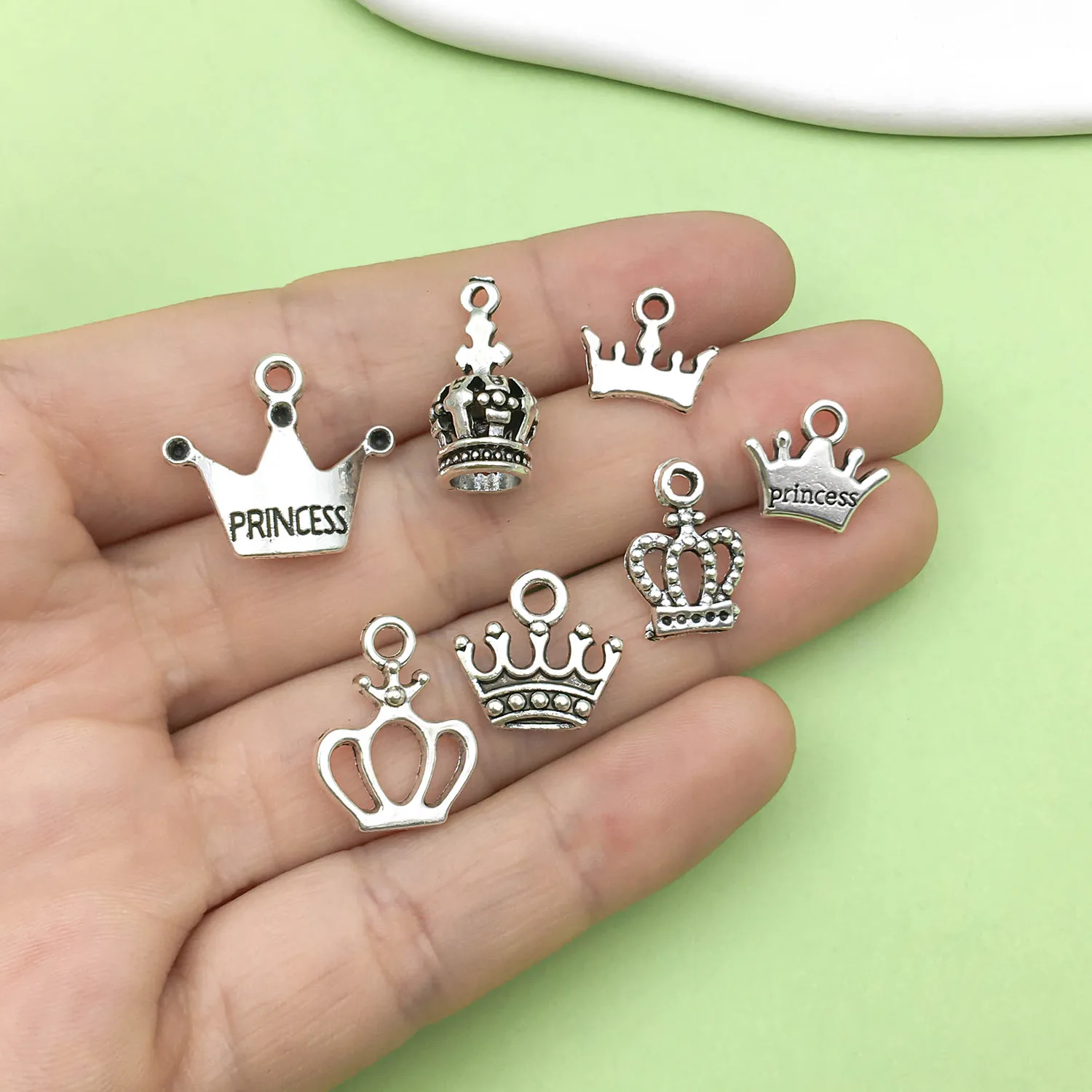 20pcs Zinc Alloy Antique Silvery Vintage Crown Design Charms Pendant For DIY Jewelry Making Accessories