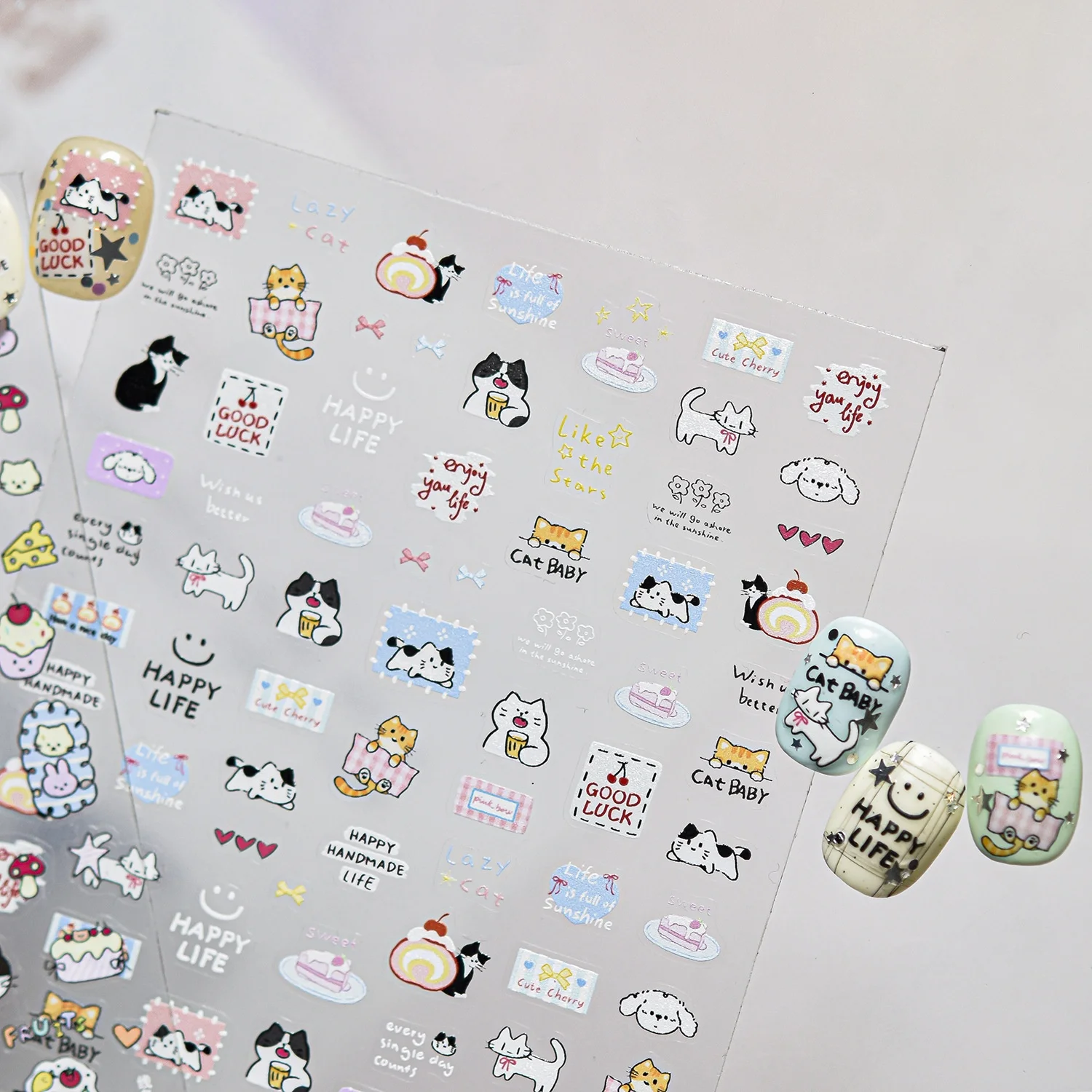 1 Stück 5D Weiche Niedliche Katzen-Kätzchen-Kuchen-Donut GLÜCK WUNSCHEN, GLÜCKLICHES LEBEN Nagelkunst-Aufkleber Geprägte Cartoon-Nagelsticker Maniküre DIY