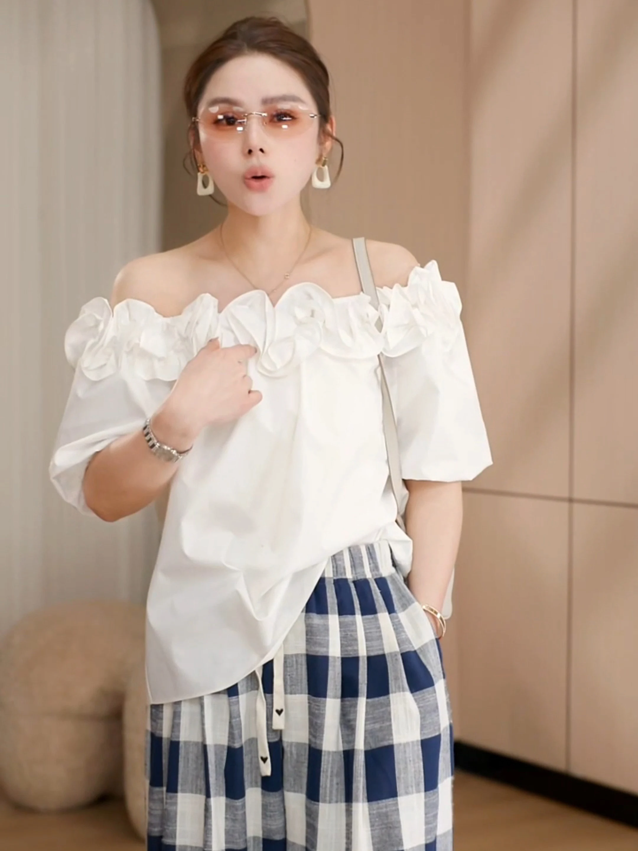 ファッショナブルでシックなレディースサマー2025、レーストリム付きワンショルダーデザイン、韓国風スリーブルーズフィット、オルトスベトップ