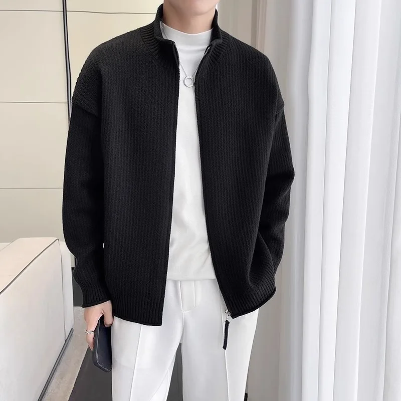 

Новый мужской вязаный свитер-кардиган 2025 года: осенне-зимняя повседневная модная модель из мягкого полиэстера с длинными рукавами и высоким воротником
