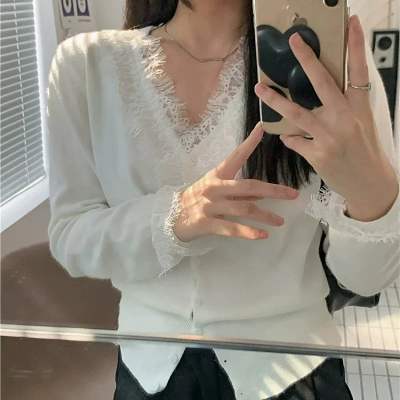تي شيرت حريمي تريكو دانتيل بأزرار أنيقة ضيقة على الطراز الكوري الصلبة على شكل حرف v وأكمام طويلة ومرونة عالية ملابس علوية نسائية ناعمة على الموضة
