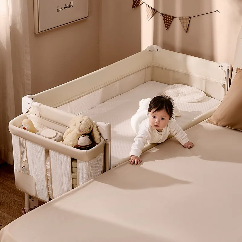 and lowered seamlessly, the bed can be combined, and the multi-function portable crib can be opened and closed with one click.