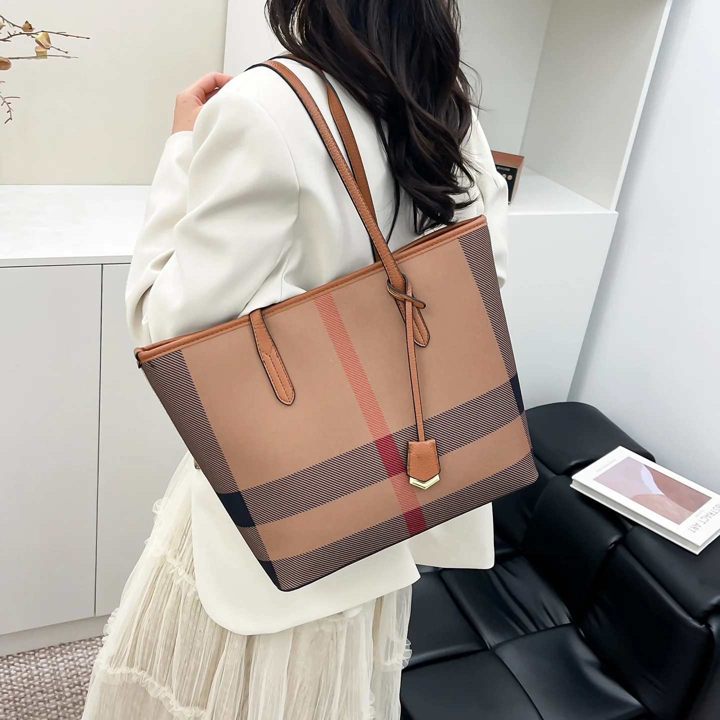 

2025 Новая женская просторная большая сумка, модная пригородная сумка на плечо, сумка премиум-класса большой вместимости для работы, путешествий и повседневного использования