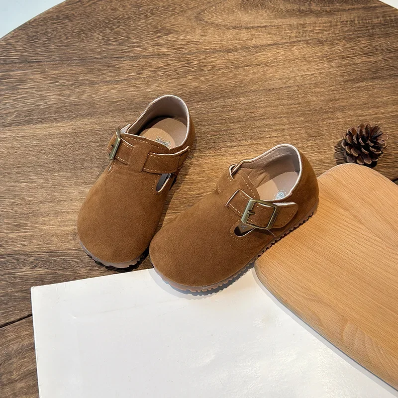 Sepatu anak laki-laki dan perempuan, Moccasins Retro Non-slip manis sol lembut mode baru 2024 sepatu kulit kait & lingkaran elegan